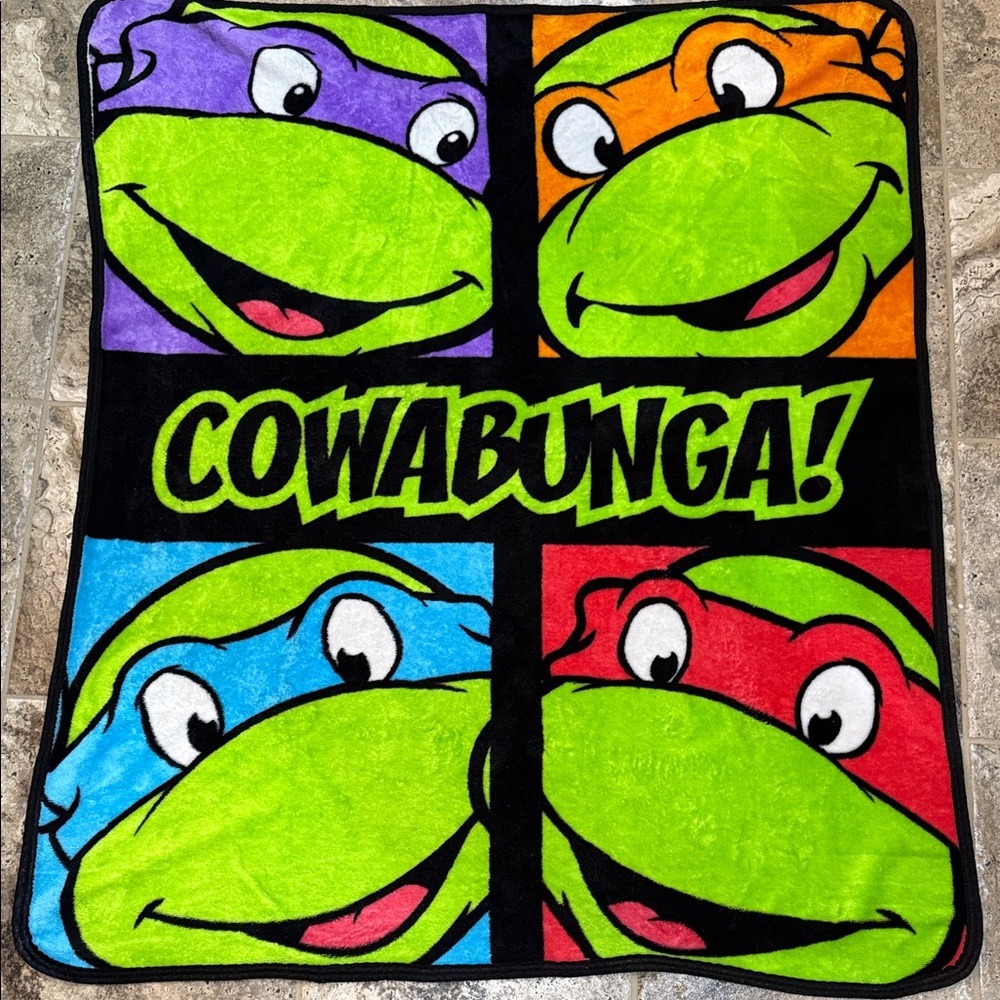 Teenage Mutant Ninja Turtles Blanket. Nickelodeon 
38X45 inches. Vibrant colors